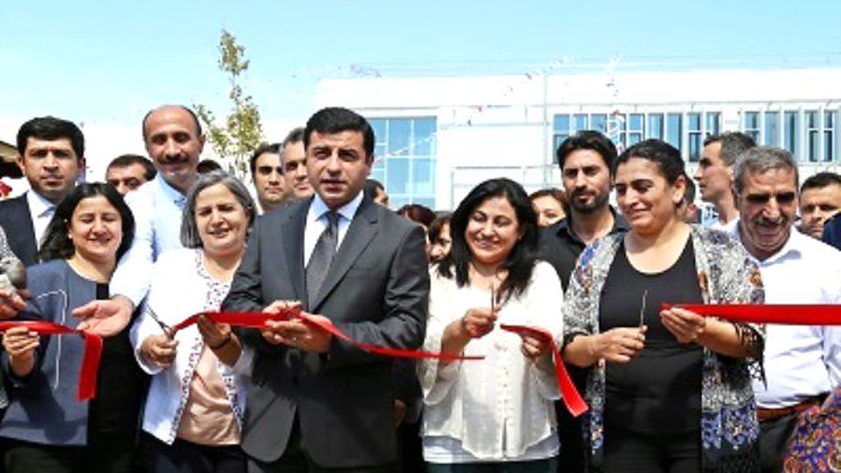 Demirtaş\'tan Liderlere Çağrı: "El Ele Verelim, Silahları Susturalım"