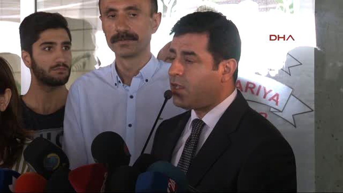 Diyarbakır Demirtaş\'tan Liderlere Çağrı El Ele Verelim, Öncelikle Şu Akan Kanı, Silahları Susturalım