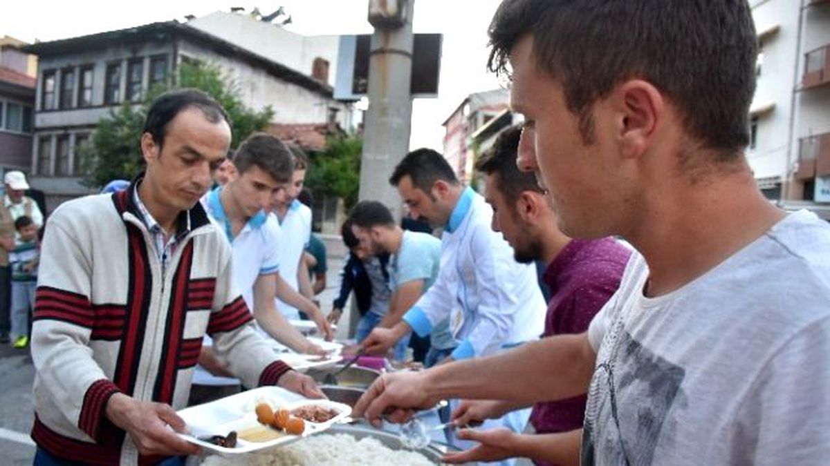 Dursunbey\'de İftar Çadırına Yoğun İlgi
