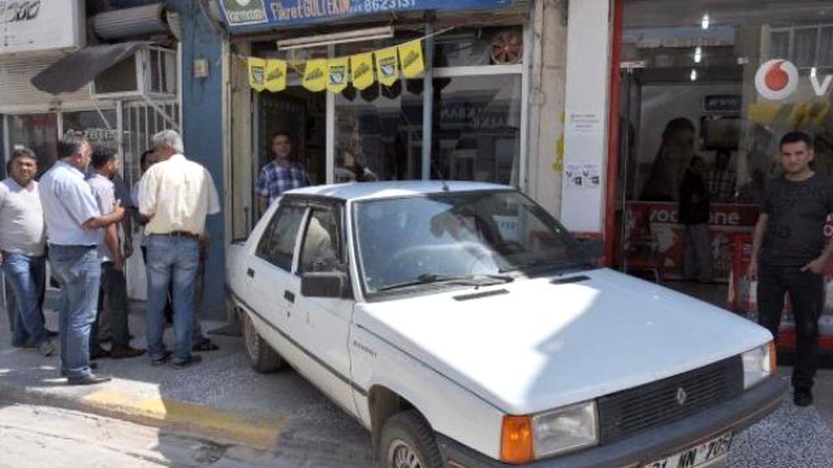 El Freni Çekilmeyen Otomobil İşyeri Vitrinine Çarptı