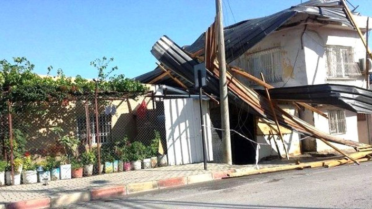 Fırtına Tarsus\'ta Ağaçları Devirdi, Çatıları Uçurdu