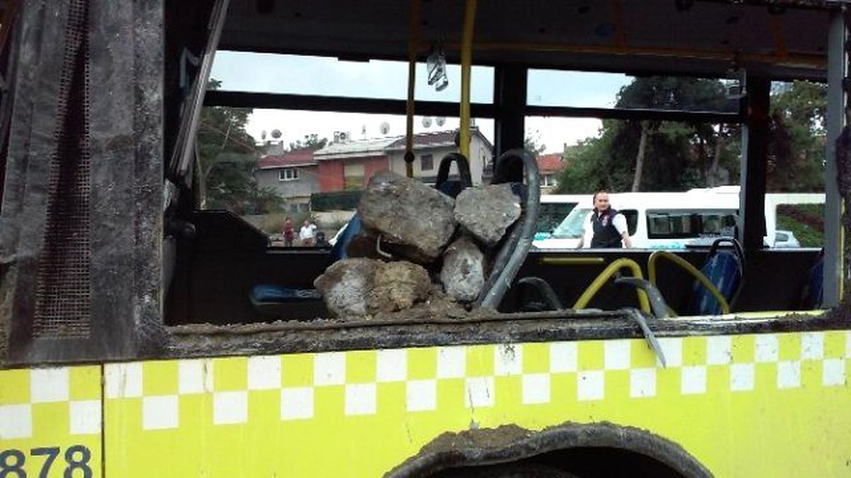 Hafriyat Kamyonu Metrobüse Çarptı, Çok Sayıda Kişi Yaralandı