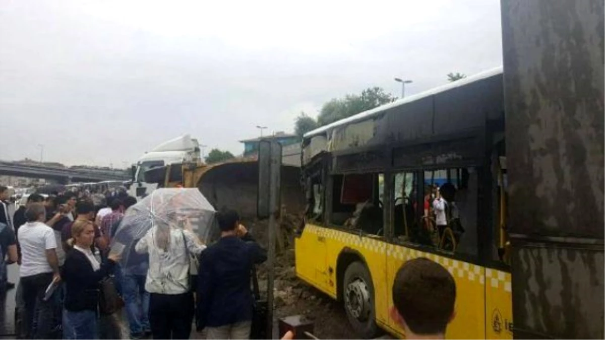 Hafriyat Yüklü Kamyon Metrobüs Yoluna Girdi (1)