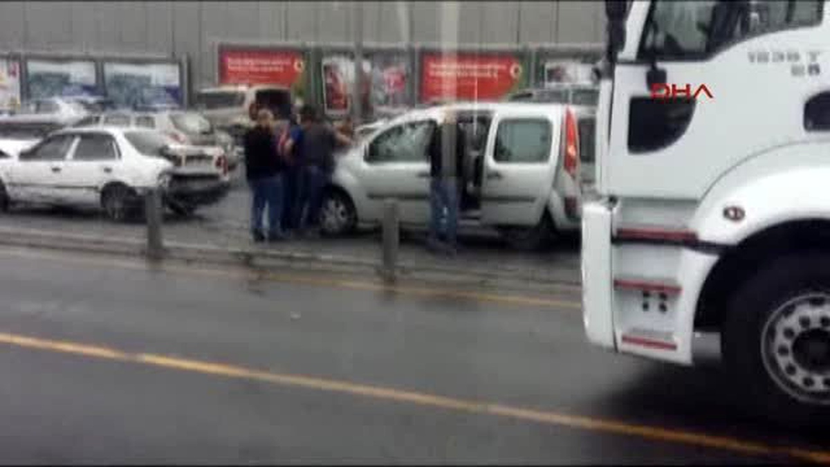 Hafriyat Yüklü Kamyon Metrobüsle Çarpıştı -