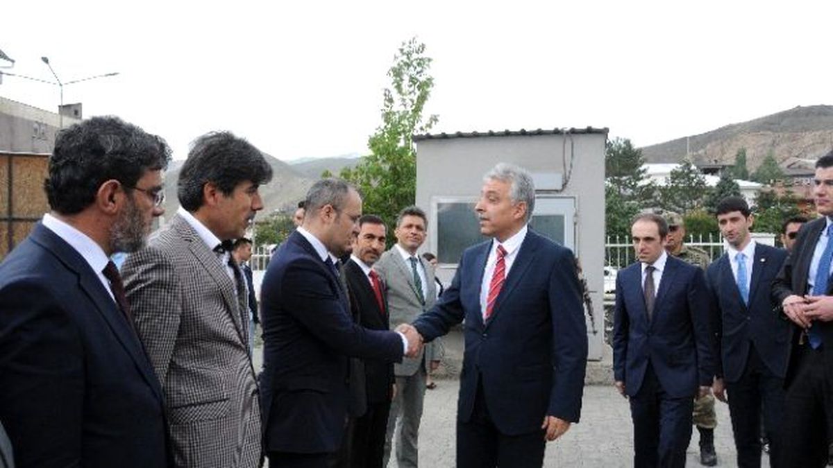 Hakkari Valisi Toprak Görevine Başladı