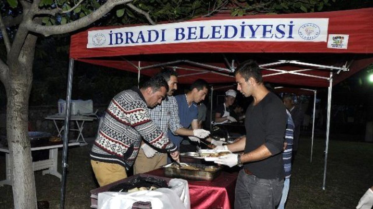 İbradı Belediyesi\'nin \'El Ele Gönül Gönüle\' İftarları Başladı
