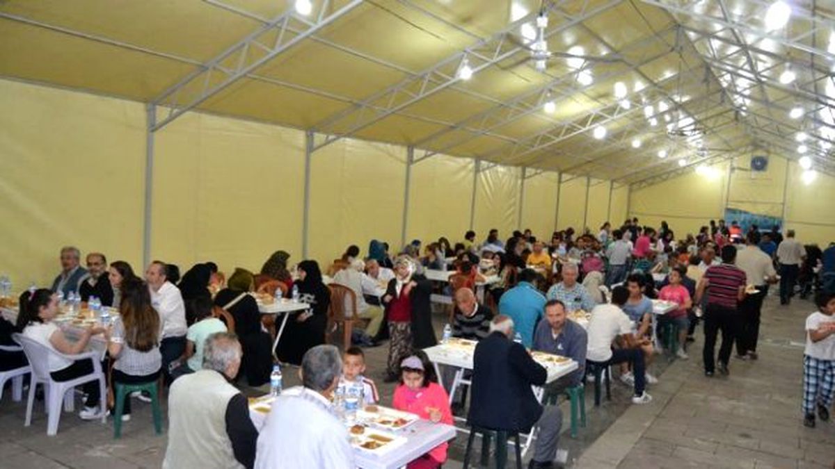 İftar Çadırında, İlk İftar