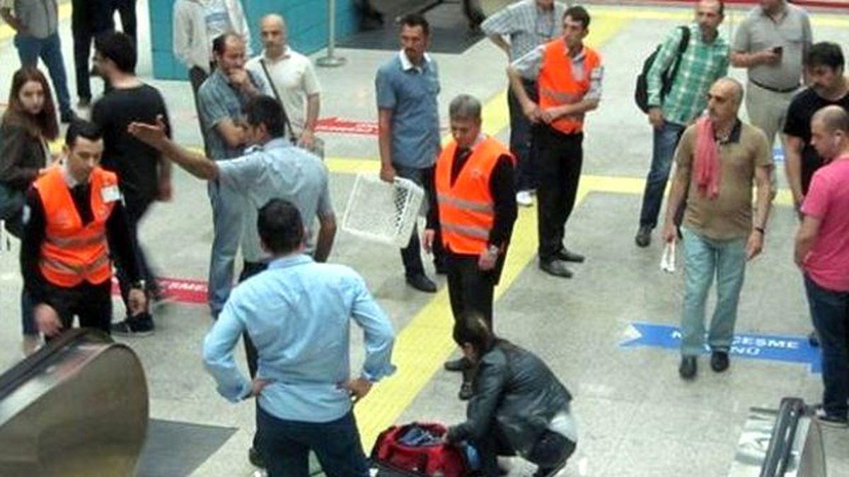 İstanbul'daki Metrolarda Bomba Alarmı! Herkes Aranıyor