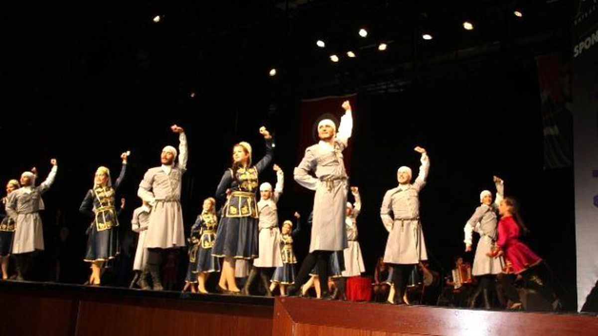 Kafkas Halk Dansları Gecesi \'Amra\' ile Esti