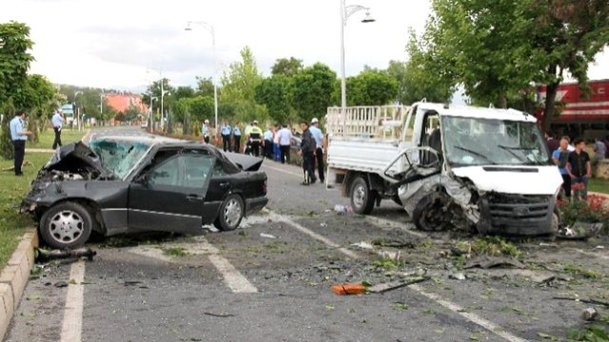 Kamyonet Karşı Şeride Geçti, İki Otomobile Çarptı: 6 Yaralı