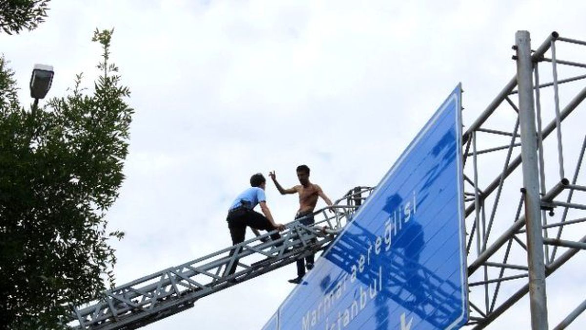 Karayolları Tabelasının Üzerine Çıkıp İntihar Etmek İstedi