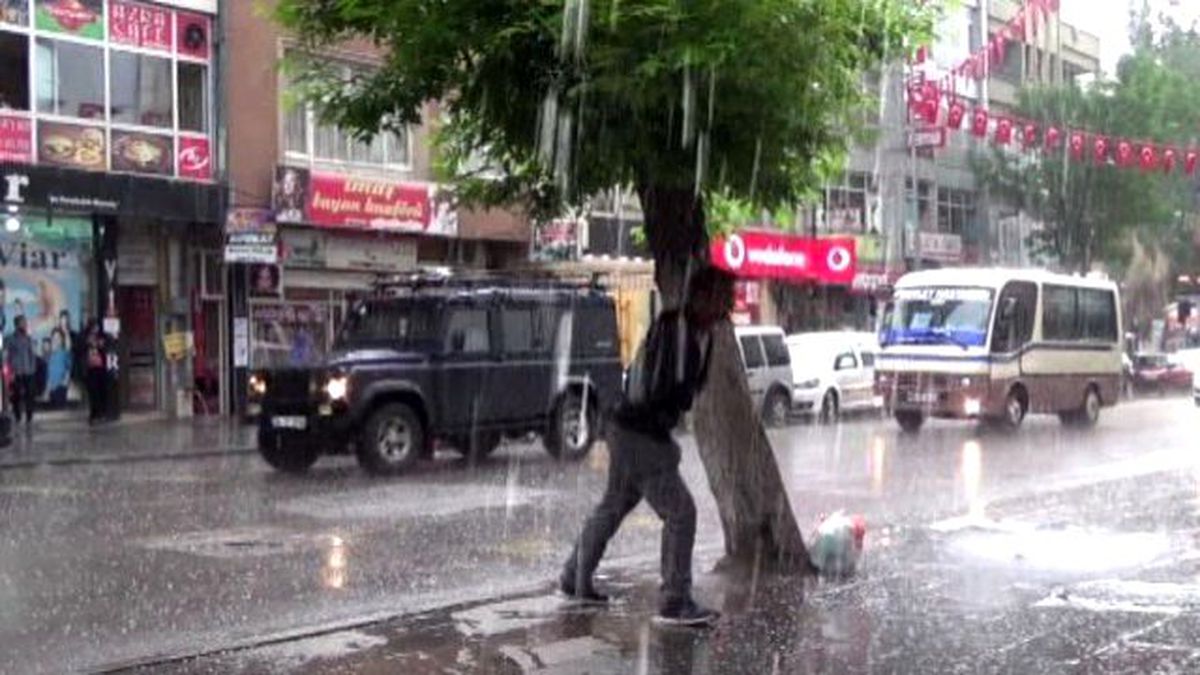 Kars\'ta Yağmur ve Dolu Hayatı Olumsuz Etkiledi