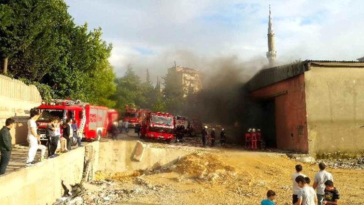 Kartal\'da Eski Fabrikada Korkutan Yangın