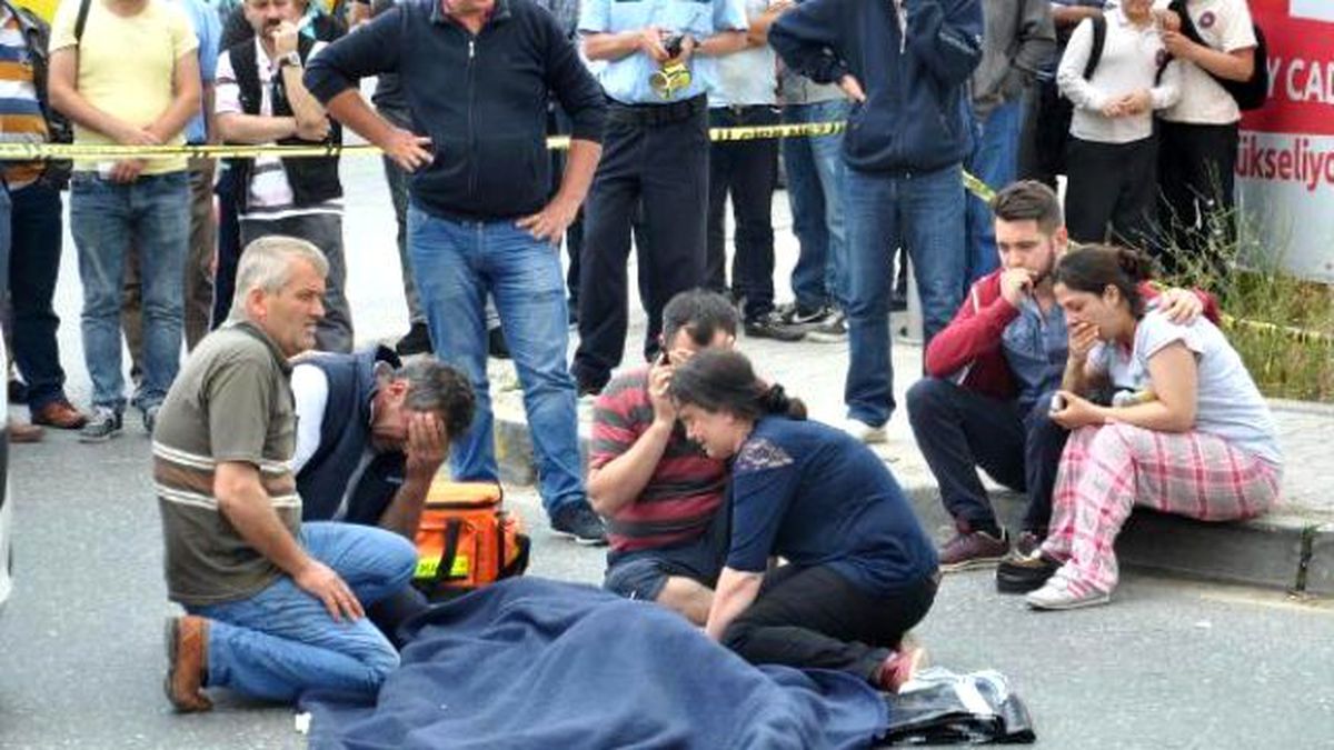 Yakınları, Kazada Ölen Babalarının Cesedi Başında Ağıt Yaktı