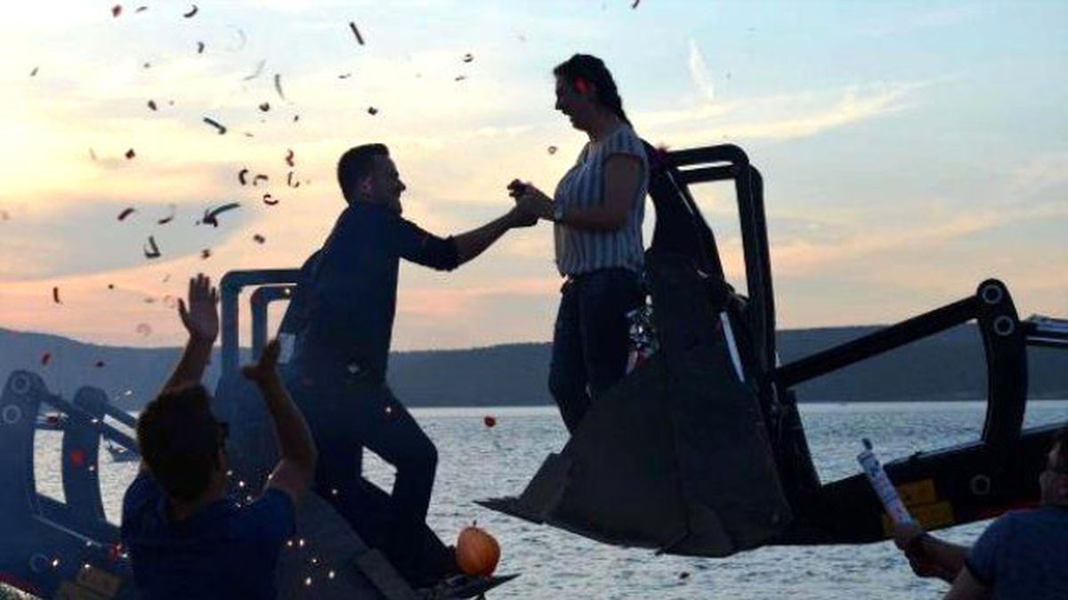 İş Makinesi Kepçesinde Evlilik Teklifi Etti
