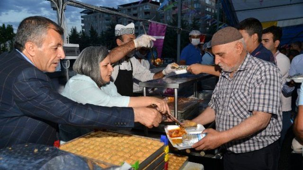 Kışanak, İftarda Vatandaşlarla Bir Araya Geldi