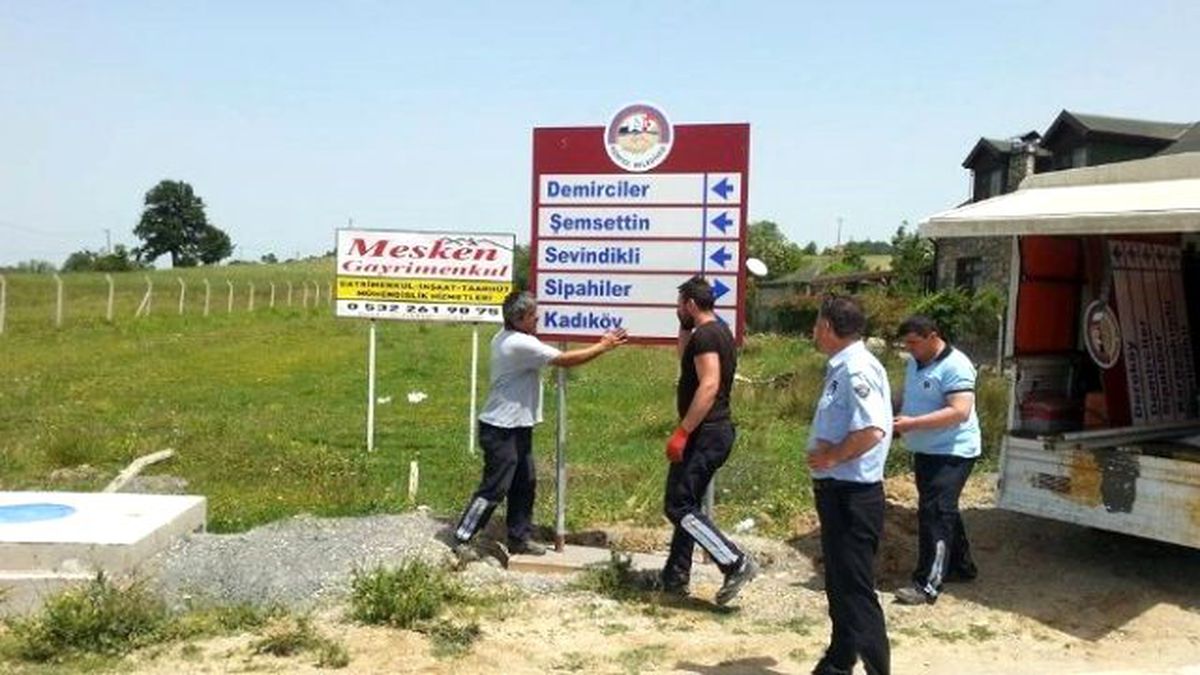 Körfez Belediyesi Yıpranmış Tabelaları Yeniliyor