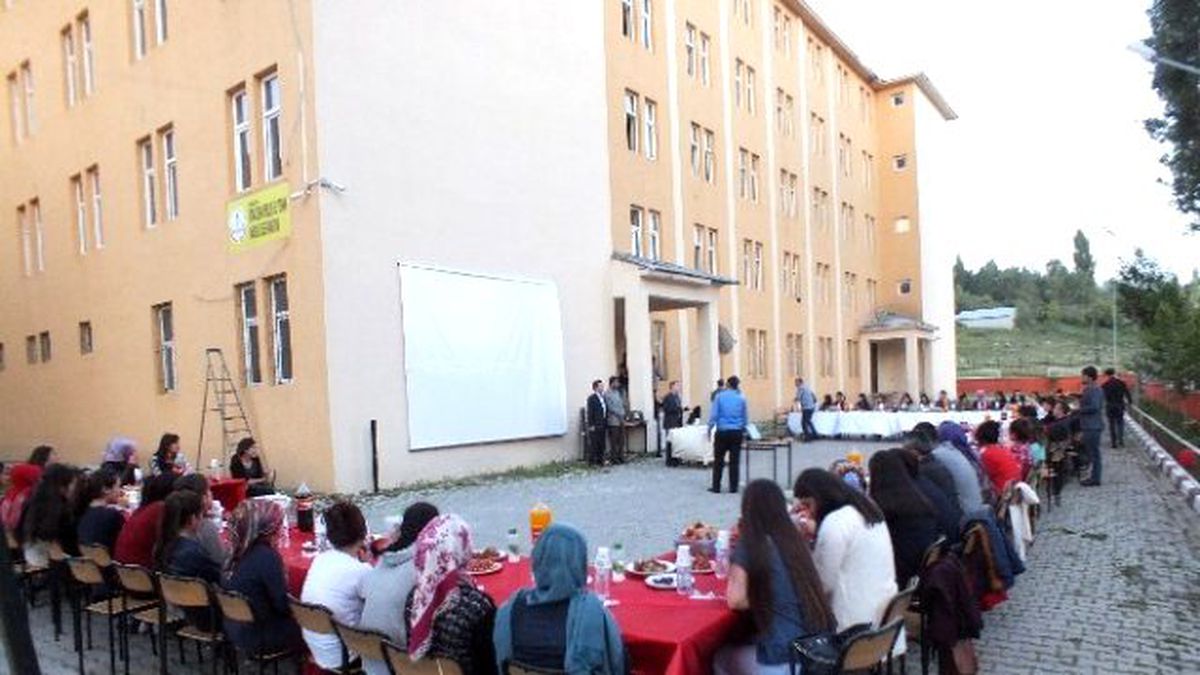 Lise Öğrencilerine İftar Yemeği