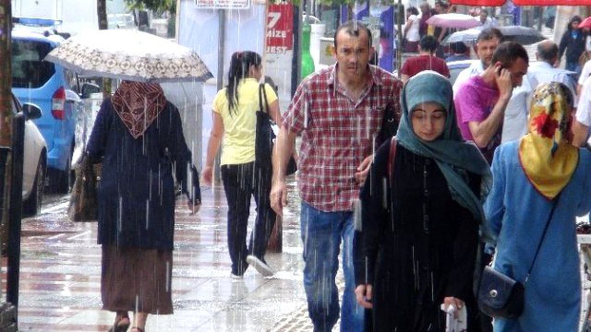 Manisa\'yı Serinleten Yaz Yağmuru