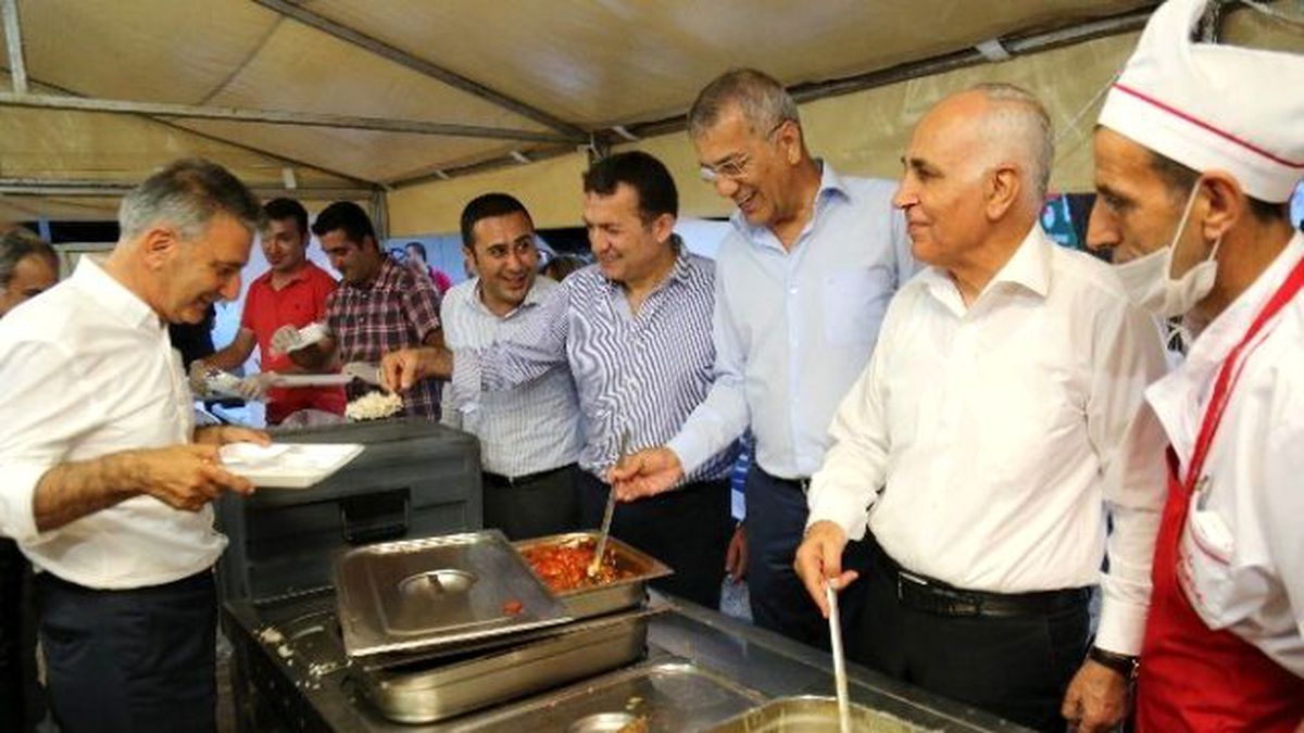 Mezitli Belediyesi İftar Sofrası Kurdu