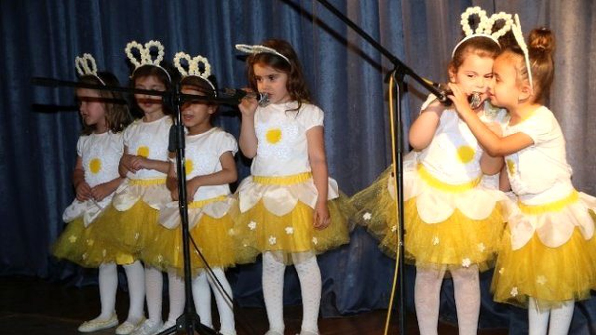 Minik Öğrencilerin Yıl Sonu Gösterisine Büyük Alkış