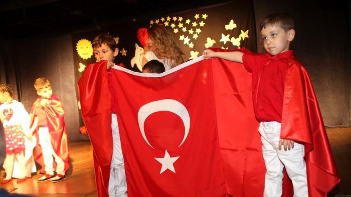 Minik öğrencilerin yılsonu gösterisine büyük alkış