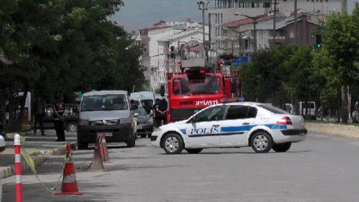 Muş\'ta Vali Konağı Yakınında Bomba Yüklü Minibüs Ele Geçti