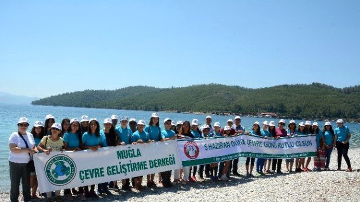 Öğrenciler Akbük Koyunda Temizlik Yaptı