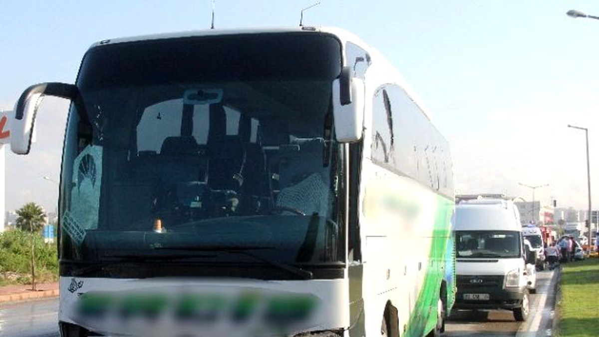 Otobüsün Çarptığı Otomobilin Kadın Sürücüsü Hayatını Kaybetti