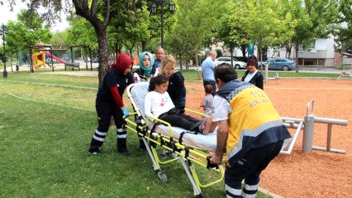 Parktaki Oyun Aletine Sıkışan Çocuğu İtfaiye Kurtardı