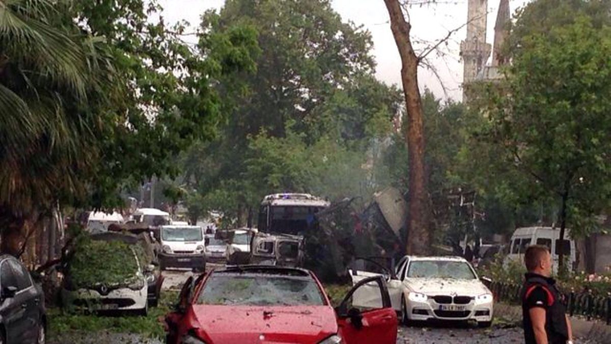 Polis Aracına Bombalı Saldırının Düzenlendiği Olay Yerinden İlk Görüntüler