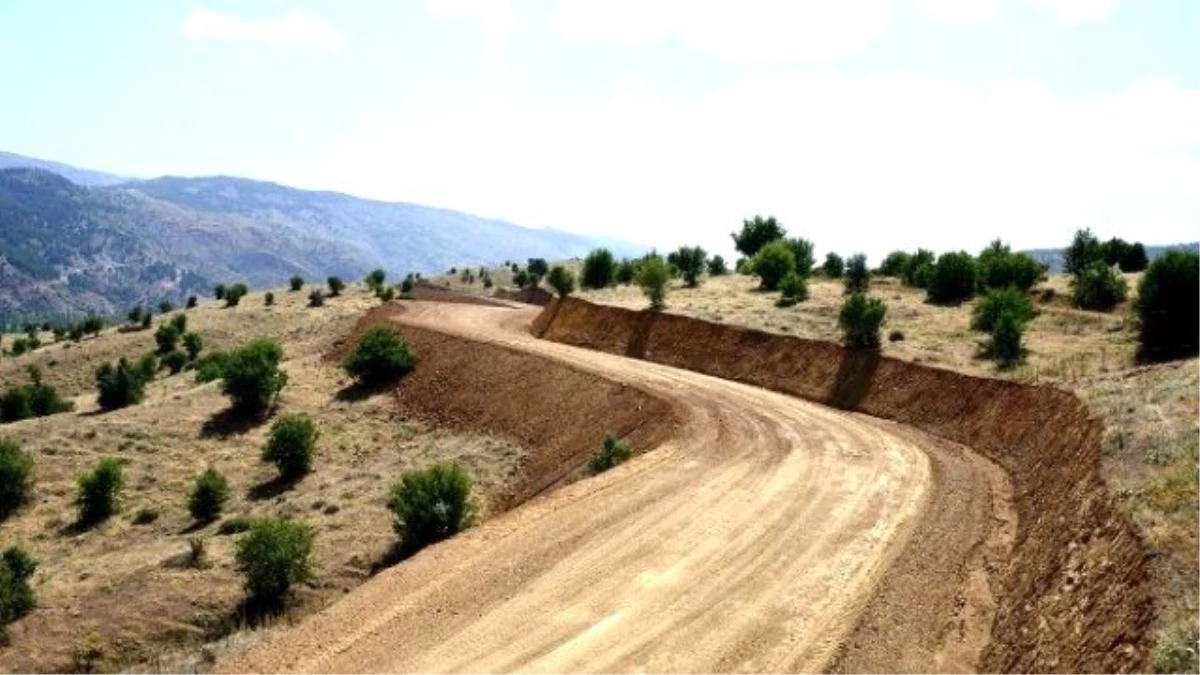 Pütürge İlçesinde Yol Genişletme Çalışması Yapılıyor