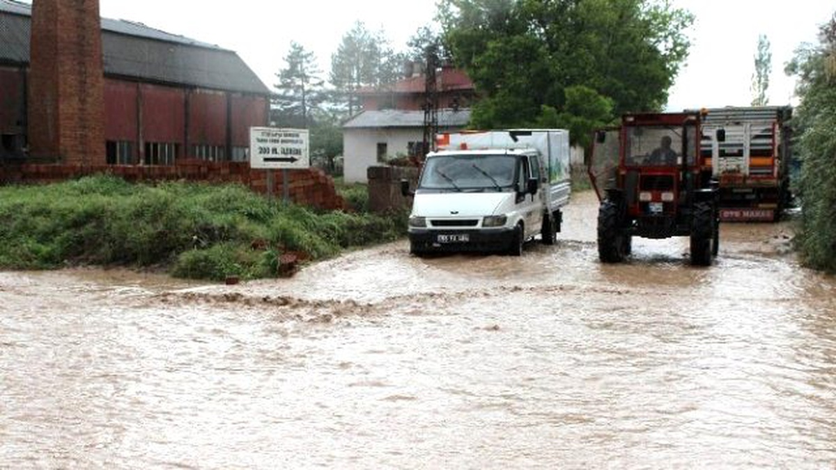 Sağanak Yağış Sivas-kayseri Karayolunu Trafiğe Kapattı