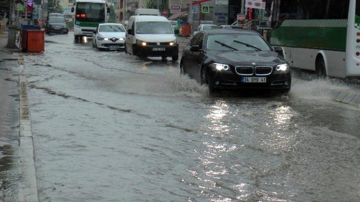 Sağanak Yağmur Darıca\'da Hayatı Felç Etti