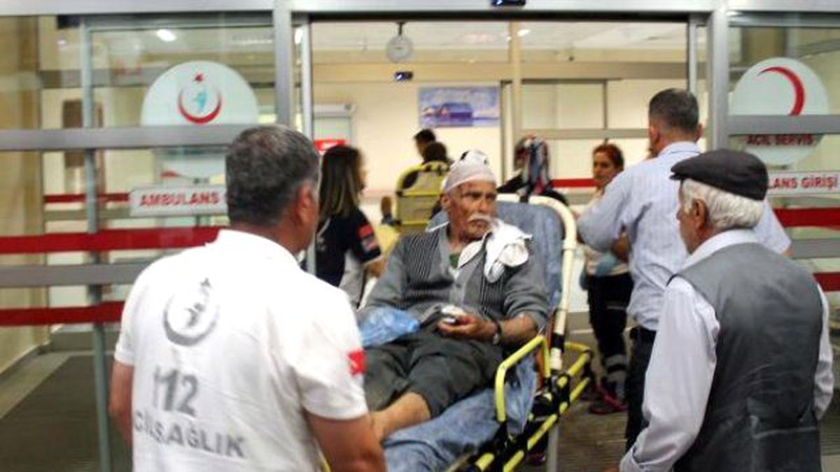 Saman Yüklü Kamyonet Devrildi: 2 Yaralı