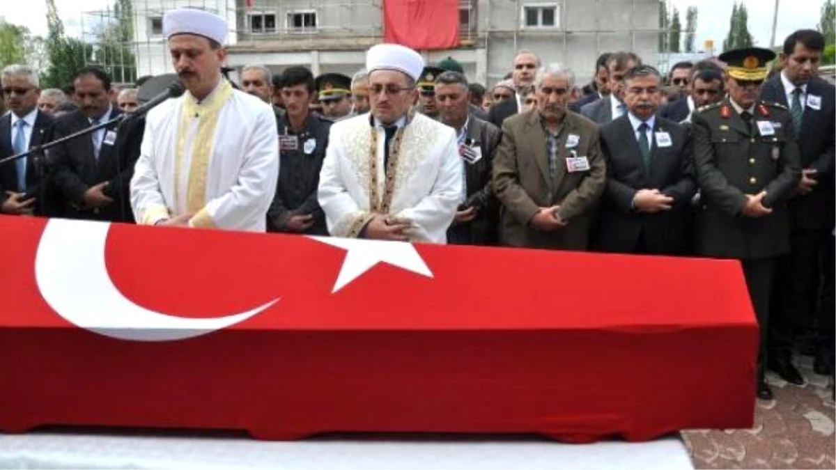 Şehit Er Bulut\'un Cenazesi Memleketi Sivas\'a Getirildi (2)