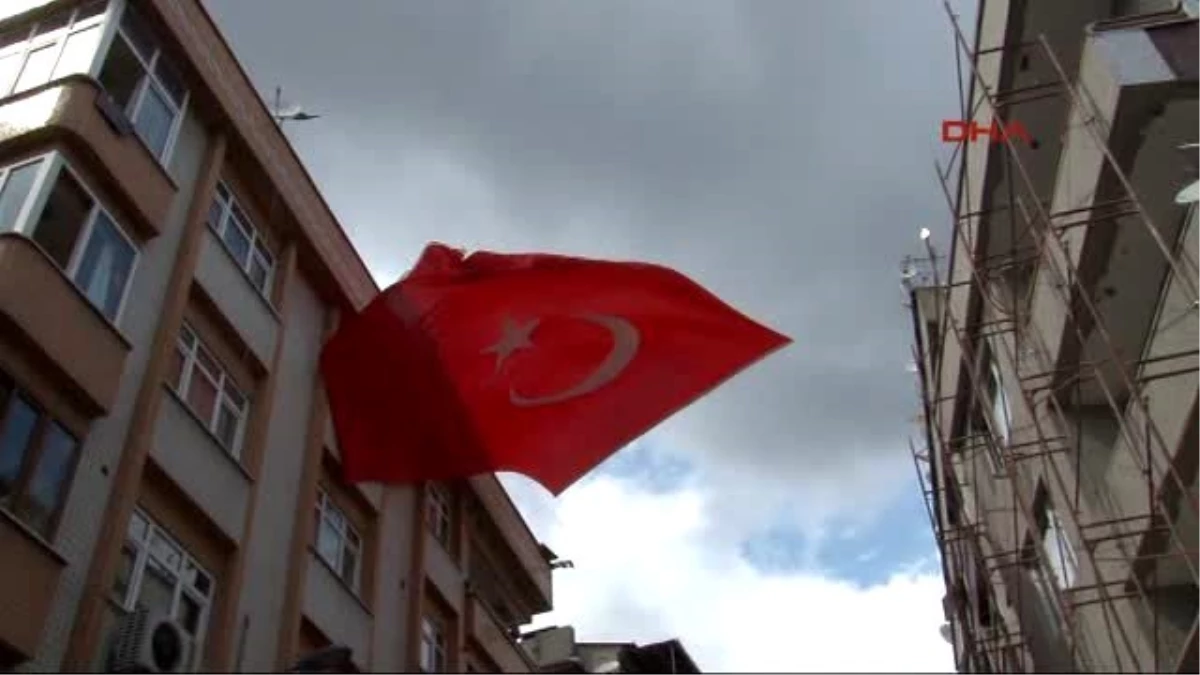 Şehit Polisin Zeytinburnu\'ndaki Evine Ateş Düştü