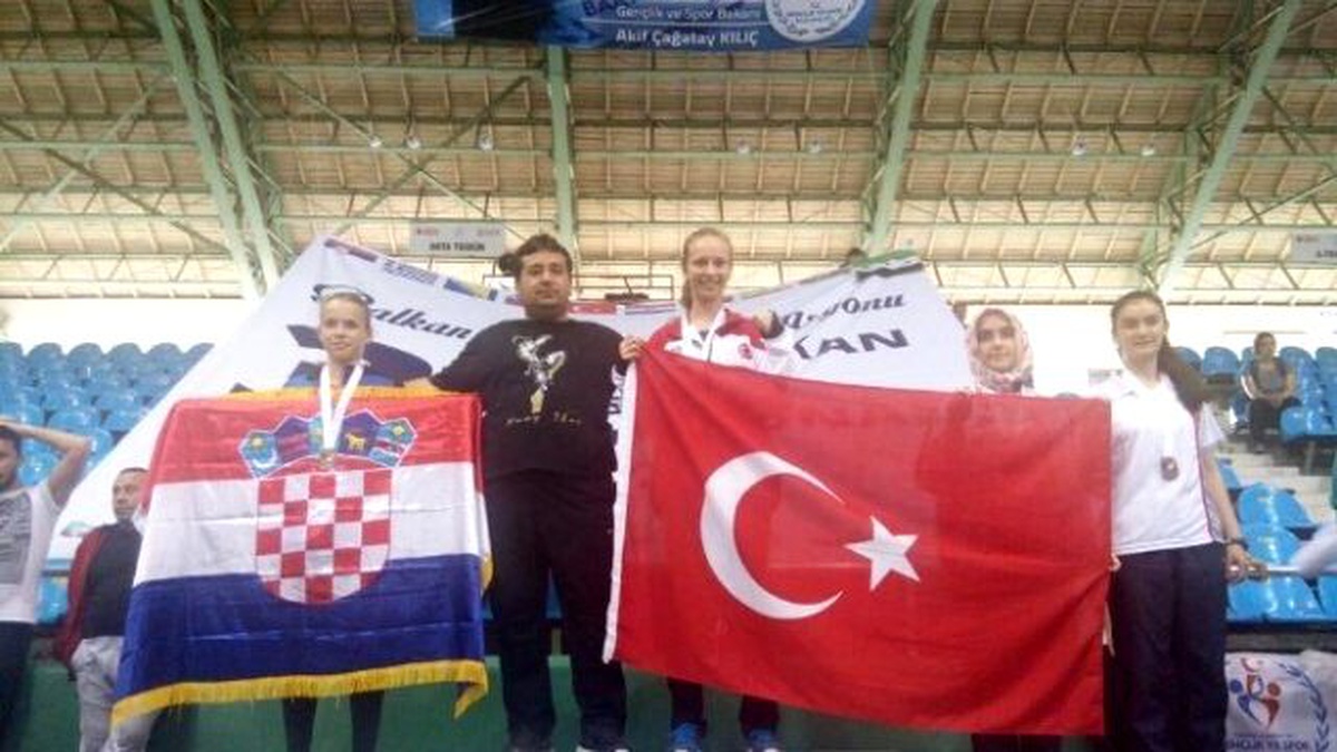 Şehzadeler\'in Altın Kızları Balkan Şampiyonu Oldu