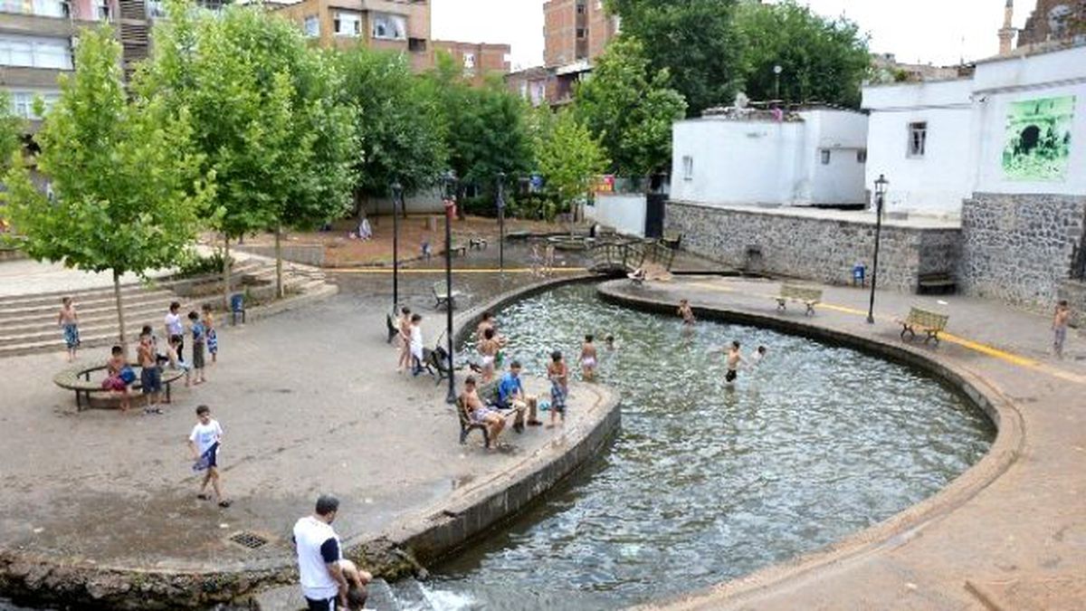 Sıcaktan Bunalan Çocuklar Süs Havuzuna Girdi