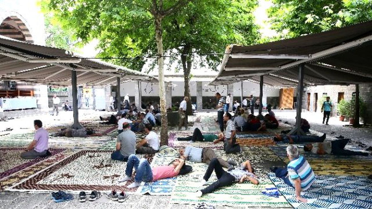 Sıcaktan Bunalan Diyarbakırlılar Camilere Akın Etti