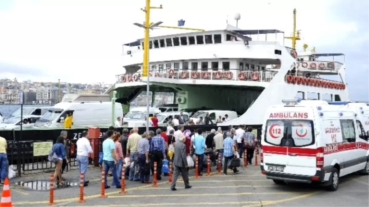 Sirkeci\'de Feribot İskeleye Çarptı
