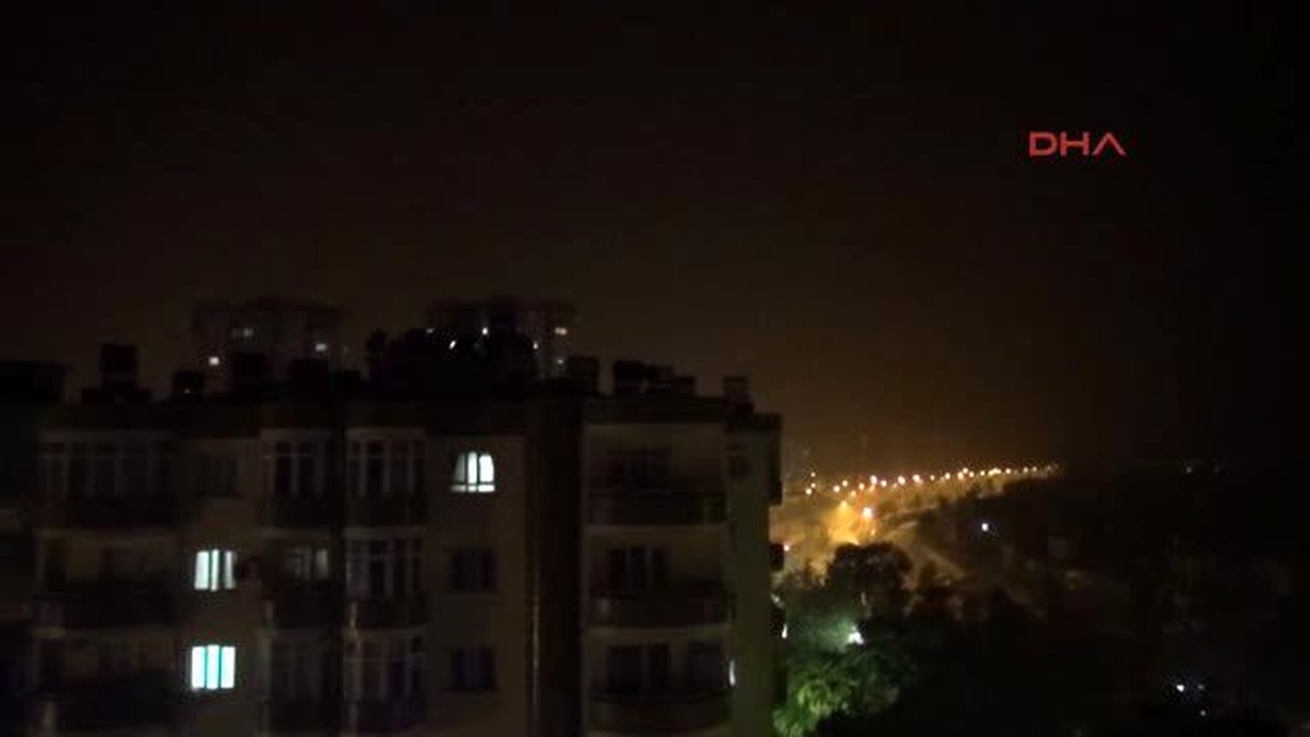 Tarsus\'ta Fırtına Ağaçları Devirdi, Çatıları Uçurdu
