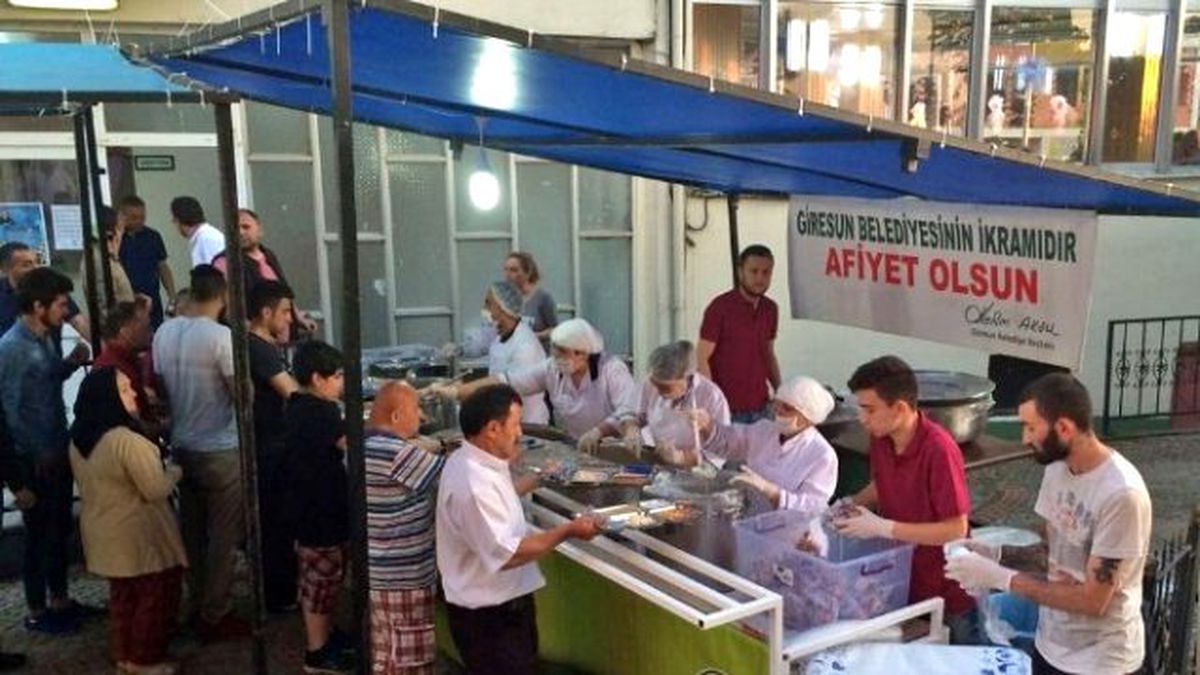 Taşbaşı Parkında İftar Yemeğine Yoğun İlgi