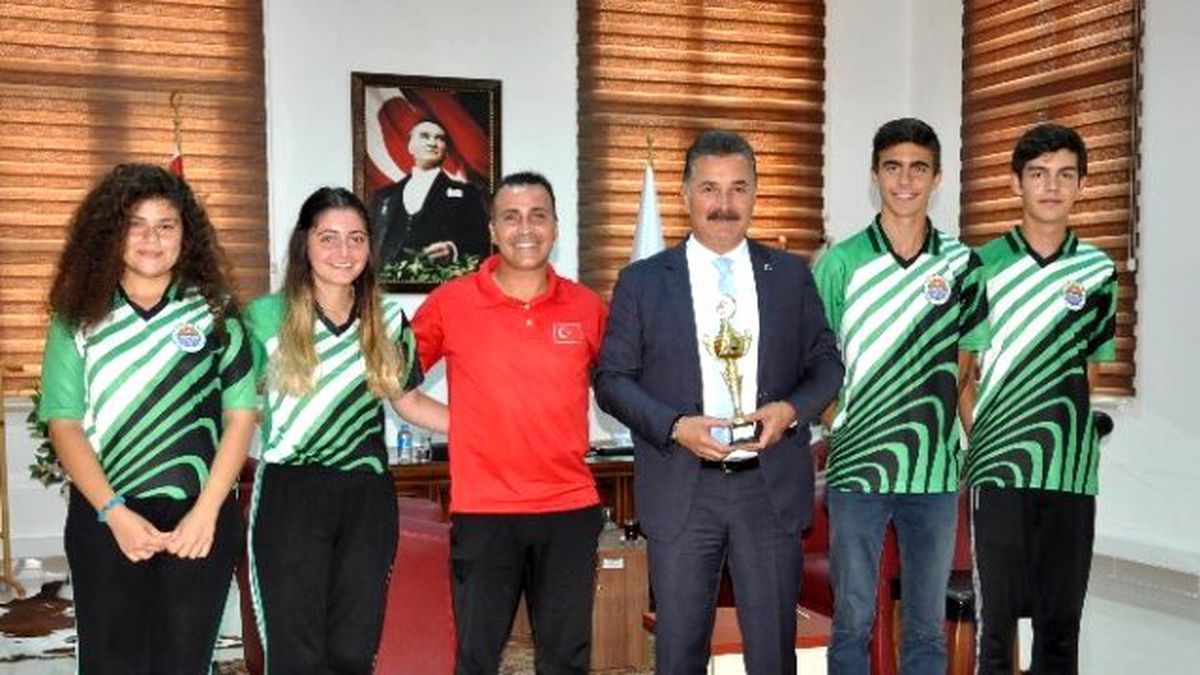 Toroslar Bocce Takımı, Şampiyonluk Kupalarını Başkan Tuna\'ya Hediye Etti