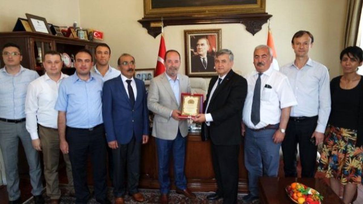 Tüm Yerel-sen\'den Başkan Gürkan\'a Plaket