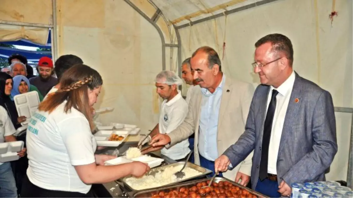 Türkyılmaz, İlk İftarı Vatandaşlarla Yaptı