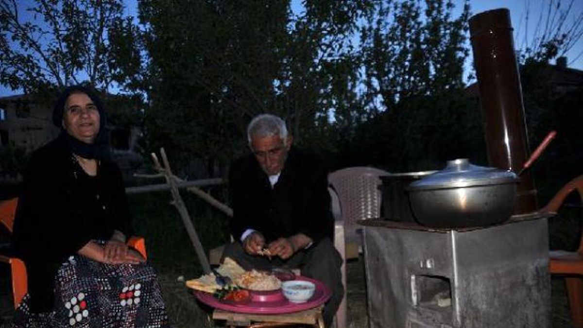 Yıkılan Evlerini Yanında İftar Açtılar