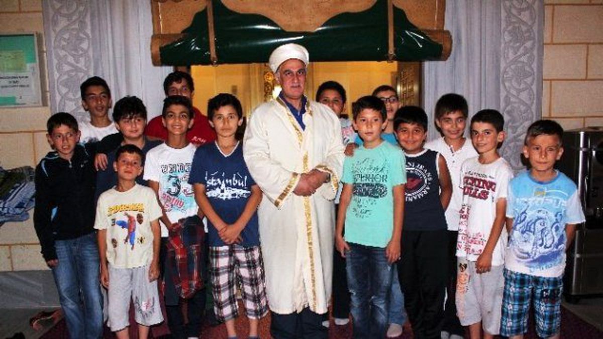 İmam, 3 Kez Teravih Namazına Katılan Her Çocuğa 1 Dondurma Veriyor