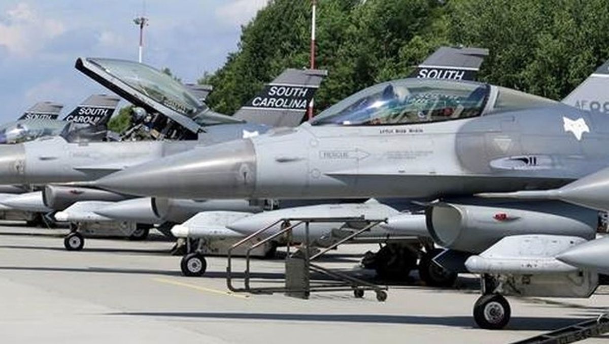 ABD\'de İki Savaş Uçağı Havada Çarpıştı