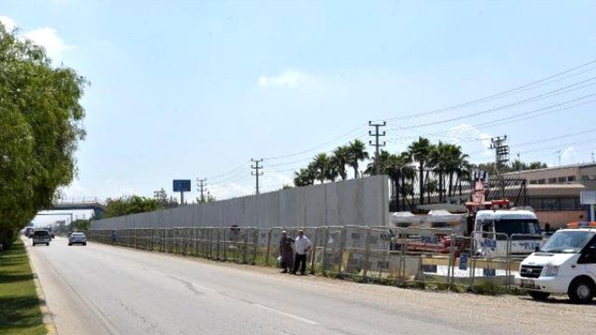 ABD Konsolosluğu Duvar Ördü, Esnaf Şikayetçi Oldu, Konsolos \'Mecburuz\' Dedi